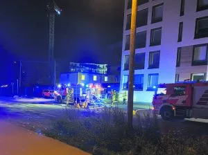 Pelastuslaitos sammutustöissä parkkihallissa. Kuva: Lukija