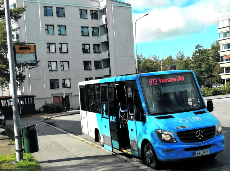 Arkistokuvassa bussi 813 Merikorttikujalla.