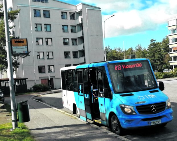 Arkistokuvassa bussi 813 Merikorttikujalla.