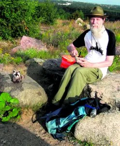 Eläkkeellä oleva web designer Juhani Greinert, 70, asuu Isonvillasaarentiellä.