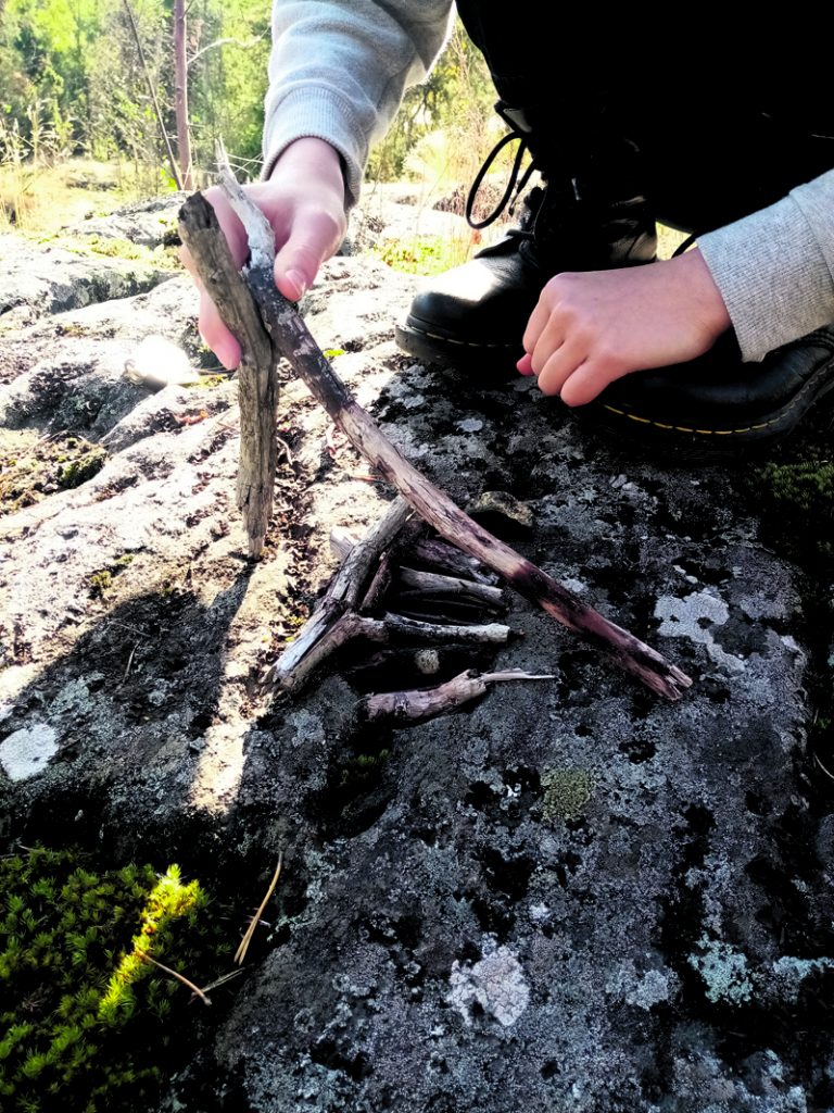 Kuvassa erään Merilahden koulun yhdeksäsluokkalaisryhmän tekemä metsänkuolemaminiatyyri Pohjavedenpuistossa. 