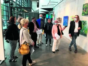 Kritiikki-illassa juryttäjä Matti Sääski antoi henkilökohtaista palautetta paikalla olleille tekijöille. Kuva: Riitta Astikainen