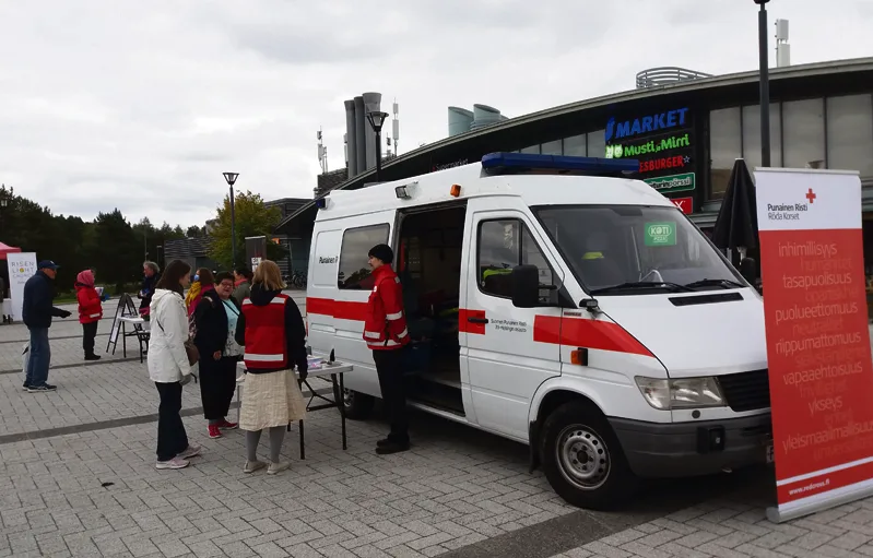 Mukana oli myös SPR:n Itä-Helsingin osaston pelastusauto, johon pääsi tapahtuman aikana tutustumaan.