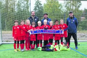 Vesileppis Cupin iloiset voittajat.