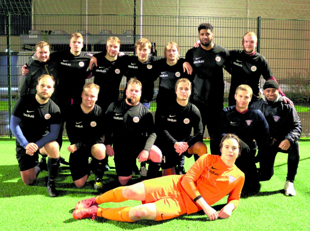 FC Viikingit/S.C.P pelaa ensi kaudella Kolmosessa, tässä osa joukkueesta kauden päätöspelin jälkeen.