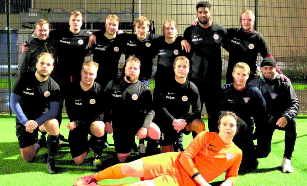 FC Viikingit/S.C.P pelaa ensi kaudella Kolmosessa, tässä osa joukkueesta kauden päätöspelin jälkeen.
