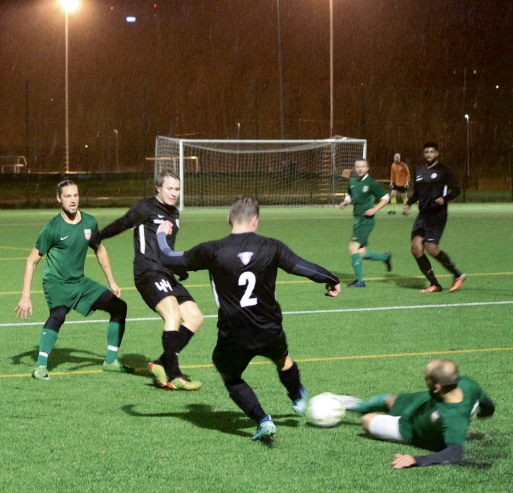 FC Viikingit S.C.P pelasi HerTo:a vastaan kauden viimeisen ottelunsa Kartanon kentällä perjantaina 15.10. sateisessa syyssäässä.