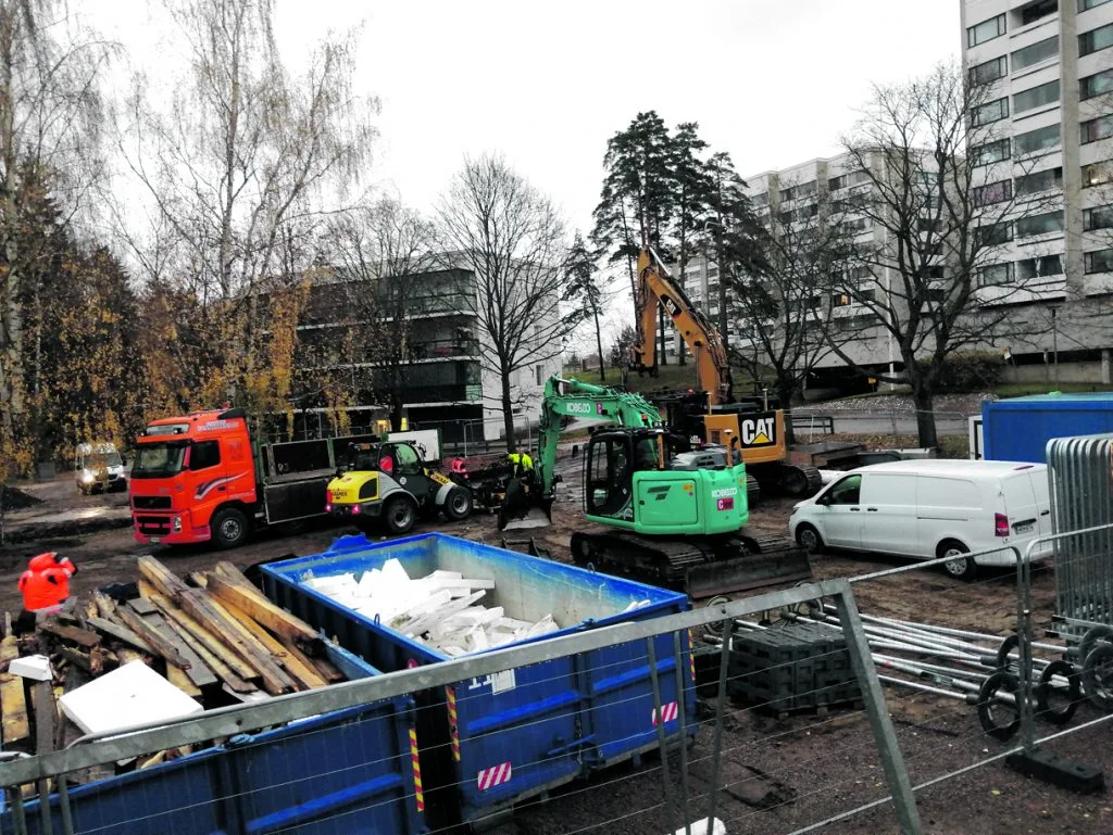 Opetustiloina vuosikausia olleet Puistopolun peruskoulun Punakiventien toimipisteen parakit vietiin pois koulun pihalta viime viikolla. Lohikäärmepuiston hiekkakentällä olevat parakit jäävät, mutta ne ovat peruskoulun jälkeisen koulutuksen käytössä.