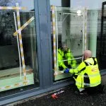 Kerrostalojen ikkunoita rikottiin urakalla