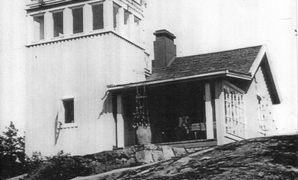 Kuvan Uutelassa sijainnut ilmavalvontatorni purettiin jo 1950-luvulla. Kirkkaalla säällä tornista sanottiin näkyneen aina Tallinnaan saakka.