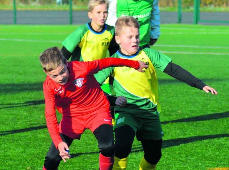 Kartanon kentillä pelattiin lauantaina 2. ja sunnuntaina 3.10. Viikinki Cup. Kutsuturnauksessa mittelivät paremmuudestaan vuosina 2011 ja 2012 syntyneet pojat. Turnaukseen osallistui huippujoukkueita pohjoisinta Suomea myöten. Kuvassa Viikkareiden 2012 syntyneiden poikien P9-kilpajoukkue ottaa mittaa United Football Oulusta (U.F.O.). Kaukovieraat korjasivat ottelussa 3–1-voiton. Kuva: Eero Honkanen