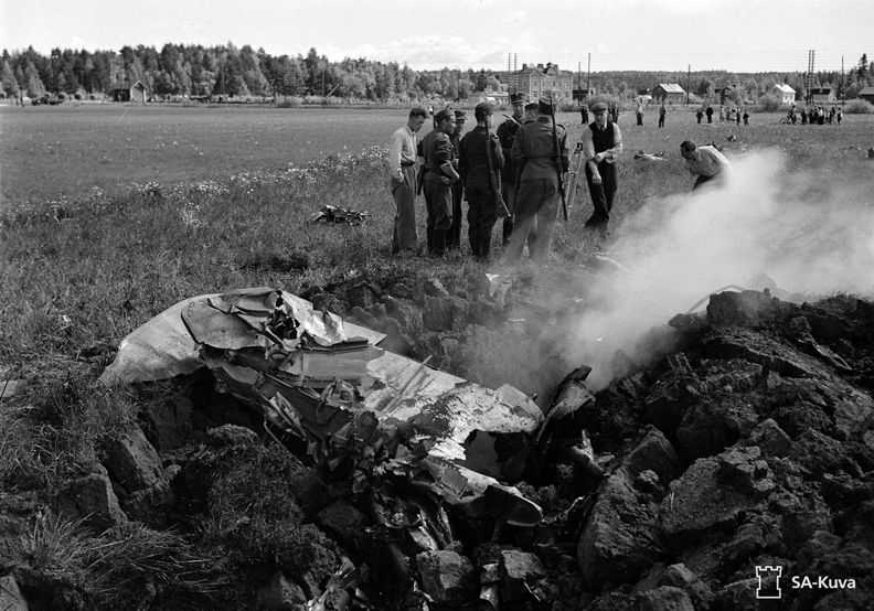 Joskus ilmatorjunta osui kohteeseensa. Kuvassa alasammuttu Tupolev SB-2 -pommikone Puistolan pellolla 25.6.1941. Kuva: SA-kuva
