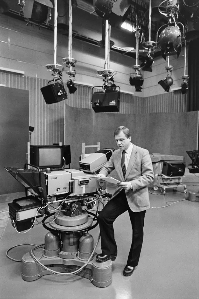 Uutisankkuri Arvi Lind televisiostudiossa 30.3.1988. Kuva: JOKA Journalistinen kuva-arkisto / Hannu Lindroosin kokoelma