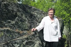 Vuoden vuosaarelaiseksi valittu Kallahti Kallvik ry:n puheenjohtaja Helena Saarikoski kuvattuna Pohjavedenpuistossa. Kuva: Antti Honkanen