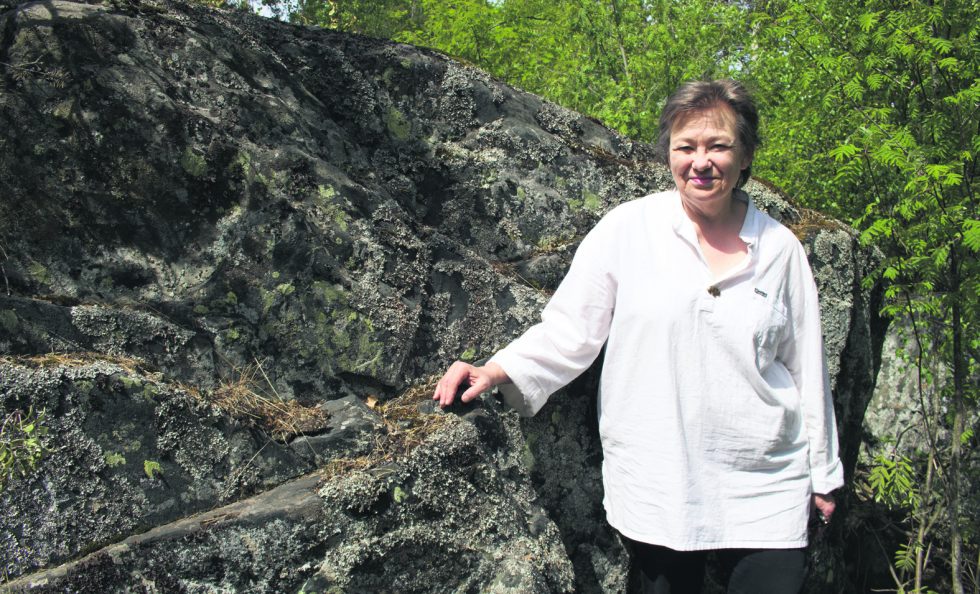 Vuoden vuosaarelaiseksi valittu Kallahti Kallvik ry:n puheenjohtaja Helena Saarikoski kuvattuna Pohjavedenpuistossa. Kuva: Antti Honkanen
