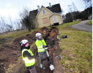Tutkijat Stefanie Kramp (vas.) ja Tuija Väisänen tekivät kaivauksia Nordsjön kartanon pihapiirissä maanantaina 15.11. Entisen kartanon jäänteistä ei ainakaan tuolloin ollut löytynyt merkkejä.