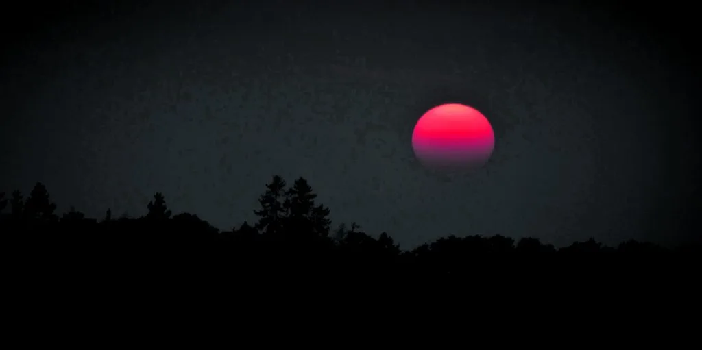 Punainen auringonlasku Aurinkolahdessa 30.10. Kuva: Tuomo Holopainen