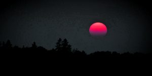 Punainen auringonlasku Aurinkolahdessa 30.10. Kuva: Tuomo Holopainen