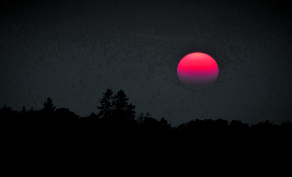 Punainen auringonlasku Aurinkolahdessa 30.10. Kuva: Tuomo Holopainen
