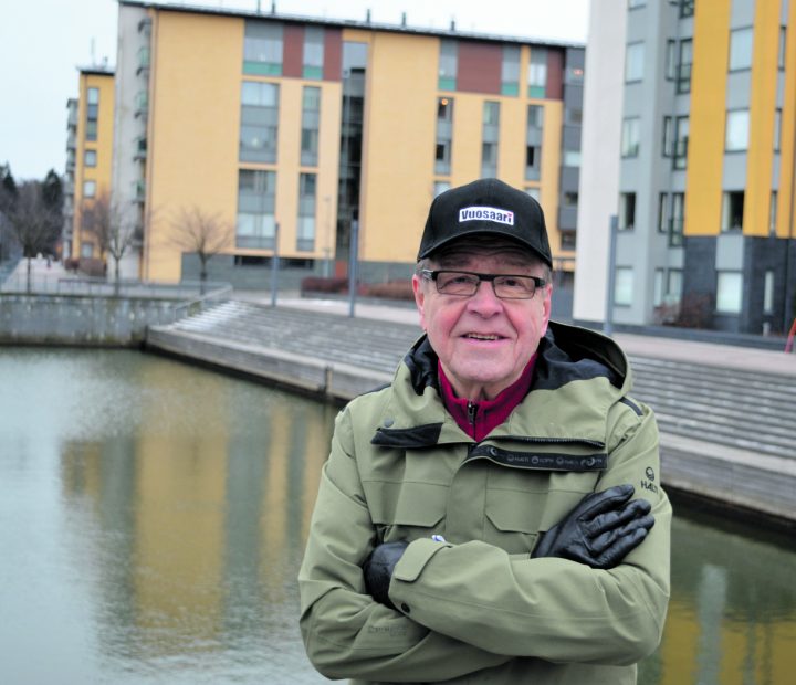 Entinen vuosaarelainen Arvi Lind teki paluun Vuosaareen asuttuaan välillä 30 vuotta Vartiokylänlahden toisella puolella. Kuvassa koko kansan tuntema Ylen eläkkeellä oleva uutisankkuri nykyisissä kotimaisemissaan Uutelan kanavan rannalla.
