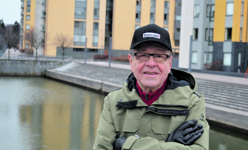 Entinen vuosaarelainen Arvi Lind teki paluun Vuosaareen asuttuaan välillä 30 vuotta Vartiokylänlahden toisella puolella. Kuvassa koko kansan tuntema Ylen eläkkeellä oleva uutisankkuri nykyisissä kotimaisemissaan Uutelan kanavan rannalla.