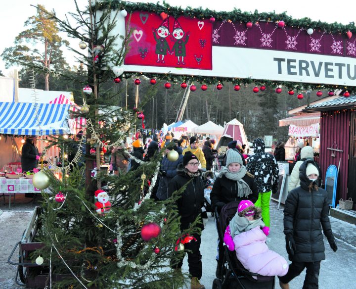 Pikkujouluissa riitti väkeä.