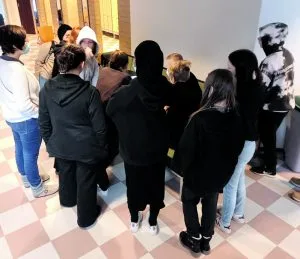 Hankkeen alkuinfoon ja -ideointiin osallistuivat kaikki Merilahden peruskoulun 6.-luokkalaiset. Loppuvaiheessa pienempi joukko 6.-luokkalaisia ja muutama yläkoululainen jatkoivat ideoiden kehittelyä. Kuvassa merilahtelaisia tutkimassa valmista kampanjajulistetta.