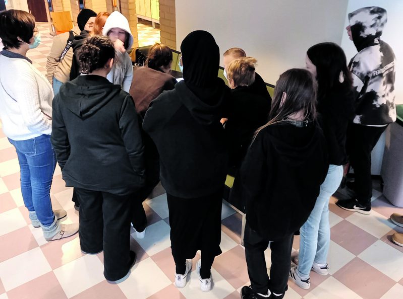 Hankkeen alkuinfoon ja -ideointiin osallistuivat kaikki Merilahden peruskoulun 6.-luokkalaiset. Loppuvaiheessa pienempi joukko 6.-luokkalaisia ja muutama yläkoululainen jatkoivat ideoiden kehittelyä. Kuvassa merilahtelaisia tutkimassa valmista kampanjajulistetta.