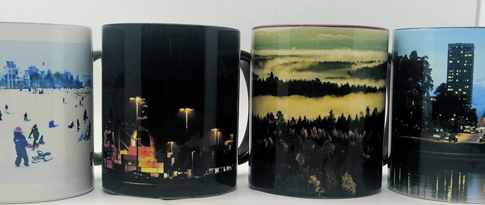 Palkitut kuvat on painettu myös mukeihin. Mukien kuvat vasemmalta: Jarmo Tiainen, Seppo Hatakka, Reijo Helaakoski, Marja Kosonen.