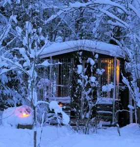 Joulusaunan kuistilla ihmettelin suurikokoisten hyttysten parveilua vilvoitellessani saunajuomaa nauttien.