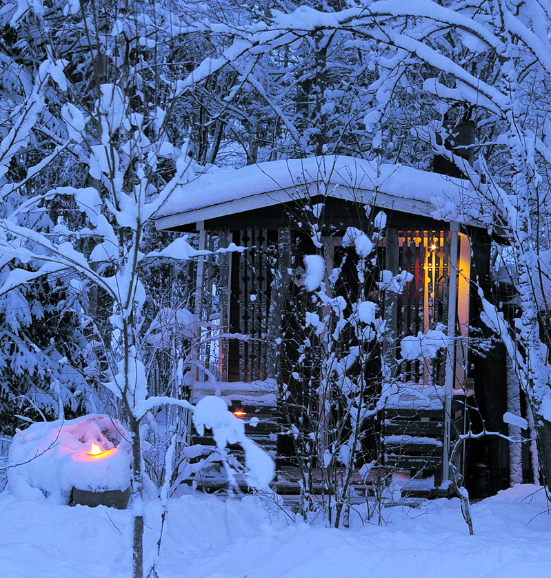 Joulusaunan kuistilla ihmettelin suurikokoisten hyttysten parveilua vilvoitellessani saunajuomaa nauttien. 