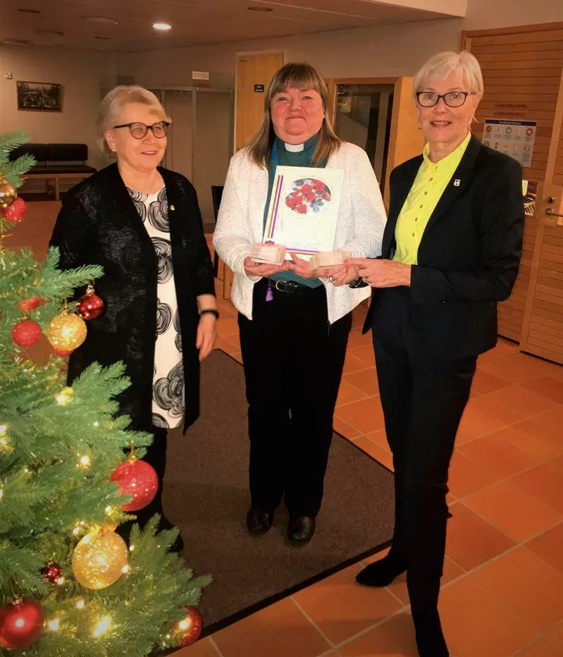 LC Soihdut lahjoitti ruokalahjakortteja Vuosaaren seurakunnan kautta jaettaviksi. Vasemmalla Tellervo Ukkonen (Soihdut), diakoni Tuula Mäkinen (srk) ja Kaija Holopainen (Soihdut).