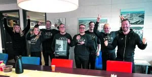 Kuvan vasemmalla ja oikealla reunalla Anni ja Tomi kilpailun järjestäjäorganisaatiosta, Cuckoosta. Heidän välissään juhlii Speedin Vuosaaren toimipisteen väki: Inna, Tuomo, Tomppa, Mylli, Erik ja Kimmo.