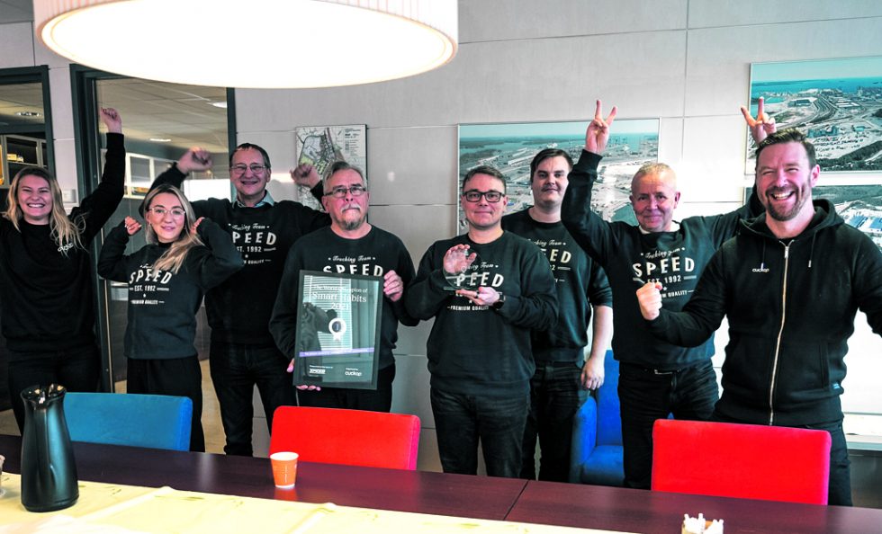 Kuvan vasemmalla ja oikealla reunalla Anni ja Tomi kilpailun järjestäjäorganisaatiosta, Cuckoosta. Heidän välissään juhlii Speedin Vuosaaren toimipisteen väki: Inna, Tuomo, Tomppa, Mylli, Erik ja Kimmo.
