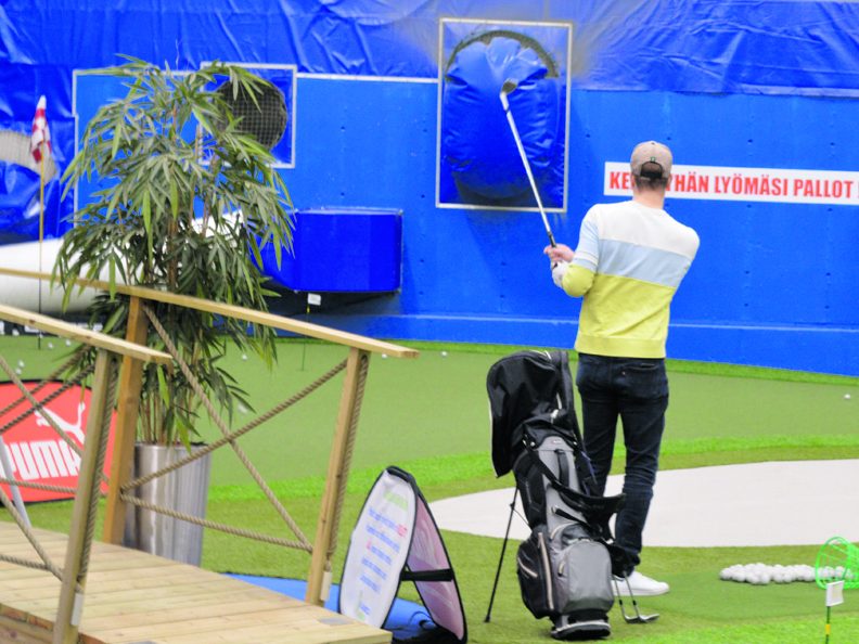 Vuosaaren golfhallissa toiminta jatkuu. Hallissa on helppo säilyttää tarvittavat turvavälit.