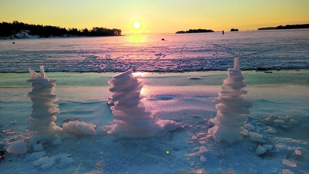 Jääveistoksia Aurinkolahden uimarannalla. Kuva: Marita Vaara