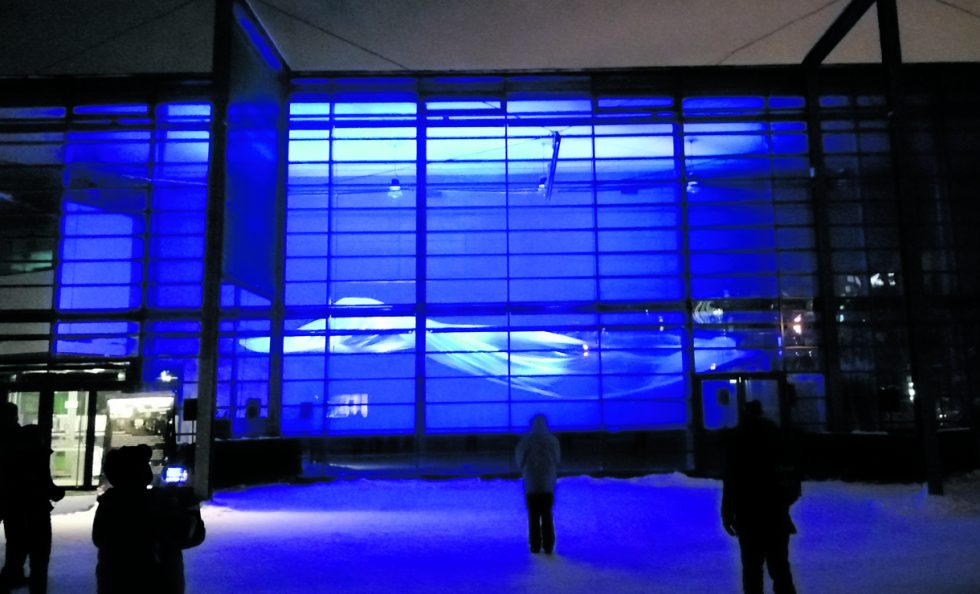 Lux Helsinki loi lumeen peittyneeseen kaupunkiin valotaiteella taianomaisen tunnelman 5.–9.1.2022. Valotaide otti turvaväliä ja toikin tällä kertaa iloa ympäri kaupunkia, kun yhteensä 24 teosta levittäytyi Helsingin keskustasta aina Kannelmäkeen ja Vuosaareen asti. Vuotalon ikkunassa ja galleriassa nähtiin oheinen Quiet Ensemblen orgaaninen Unshaped-installaatio, joka oli jatkuvassa liikkeessä.