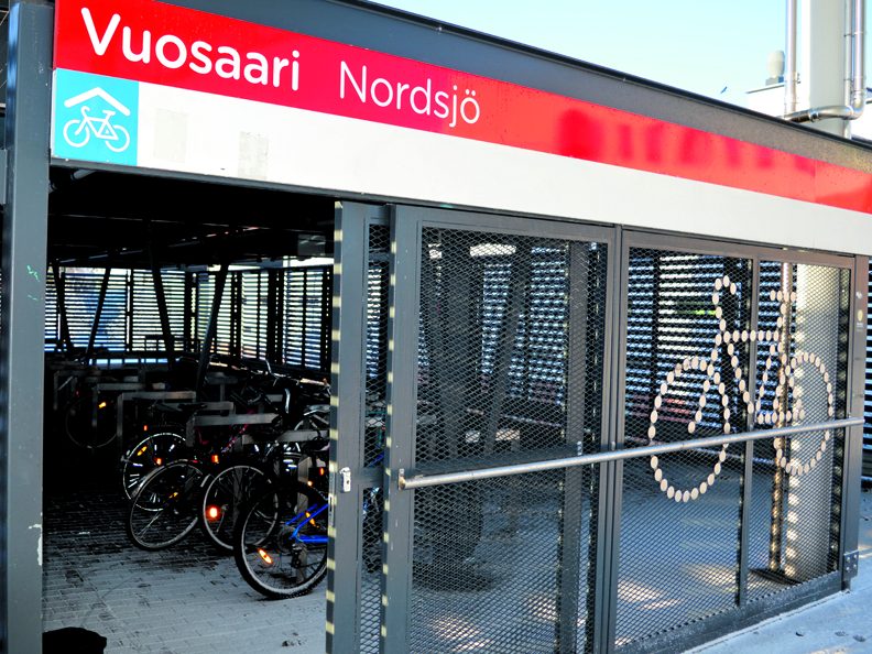 Vuosaaren metroasemalla oli ennen pyöräkaappeja.