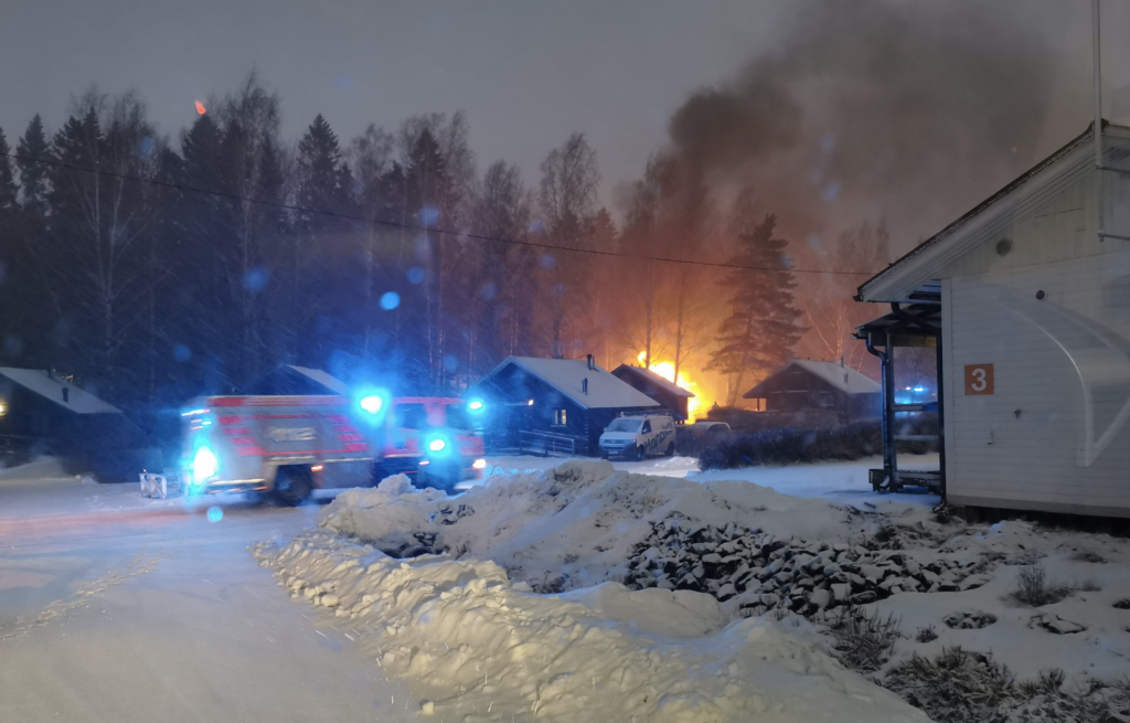 Pelastuslaitoksen saapuessa palopaikalle oli tulipalo jo täyden palon vaiheessa. Kuva: Lukija