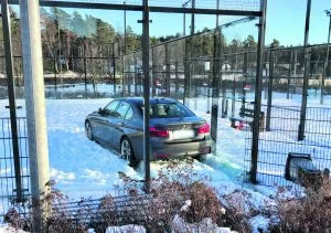 Auto syöksyi kentälle kahden lasiseinän tukipilarin välistä.