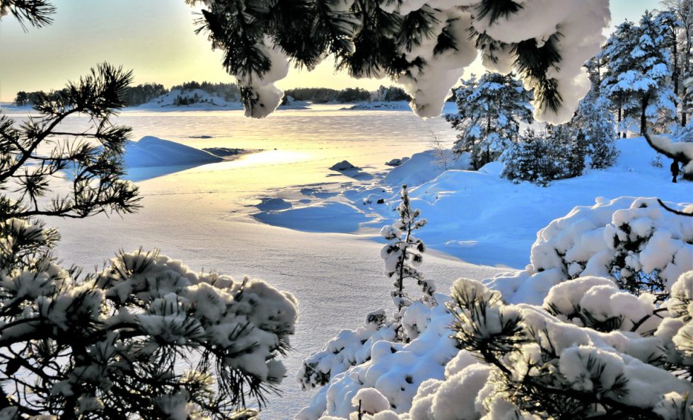 Pyryn jälkeen aurinko valkaisi rannan tienoot, mutta meren selkä oli avoin sinisenä. Kuva: Matti Koivisto
