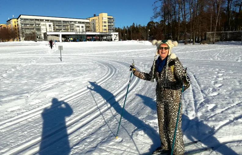 Vuosaari-lehdessä esiteltiin taannoin Vuosaaren latuja ja luistinratoja. Listaan voi lisätä Aurinkolahden ladun, joka ainakin ennen vesisateita kiersi uimarantaa. Noin kilometristä latua hiihti perjantaina 11.2. Marja-Liisa Ala-Kuortti, joka oli tyytyväinen hyvin hoidettuun lähiliikuntamahdollisuuteen. Kuva: E.H.