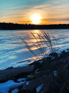 Aurinko vierailemassa talvimaisemassa Kallvikin yllä. Kuva: Katja Karjalainen