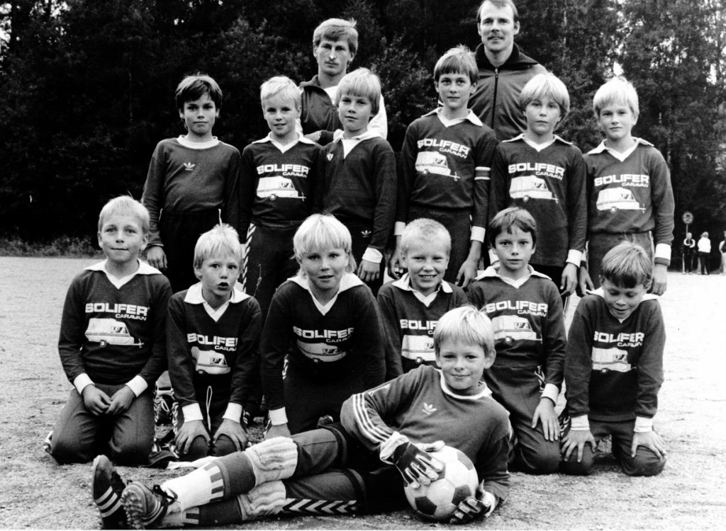Juha Lind kuvassa oikealla ylhäällä 1974 syntyneiden Viikinkien riveissä kesällä 1984. Lind lopetti vuonna 2021 jalkapalloilun Valtin riveissä lonkkavaivojen vuoksi. Kuva: Arvi Lindin kotialbumi 