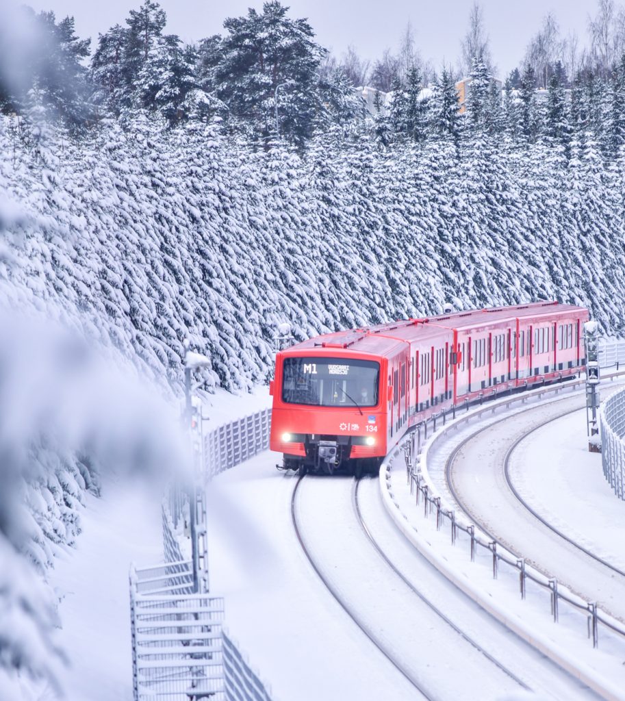 Metrorata on verhoutunut kauniiseen, lumiseen maisemaan. Kuva: Ants Vahter