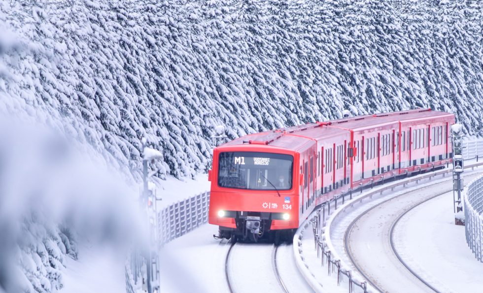 Metrorata on verhoutunut kauniiseen, lumiseen maisemaan. Kuva: Ants Vahter