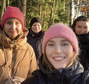 Tyttöjen olohuoneen työntekijät vasemmalta alkaen: Erika, Marika, Oona ja Jasmiina.