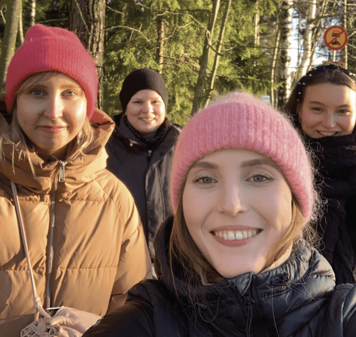 Tyttöjen olohuoneen työntekijät vasemmalta alkaen: Erika, Marika, Oona ja Jasmiina.