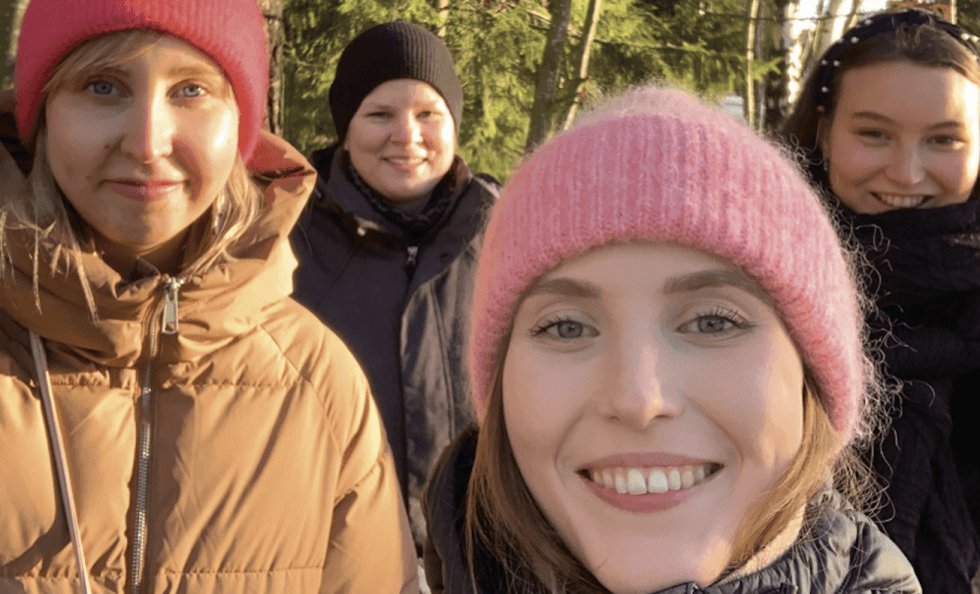 Tyttöjen olohuoneen työntekijät vasemmalta alkaen: Erika, Marika, Oona ja Jasmiina.