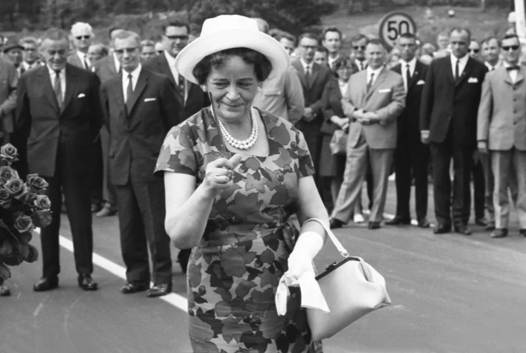 Kaupunginjohtaja Lauri Ahon puoliso Sisko Aho valmiina leikkaamaan avajaisnauhan Vuosaaren sillan vihkimistilaisuudessa. Vuosaaren sillan avajaiset heinäkuussa 1966.